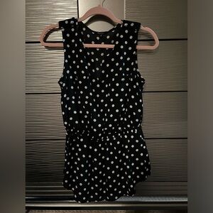 Medium polka dot shirt, with elastic waist and button details on shoulders.